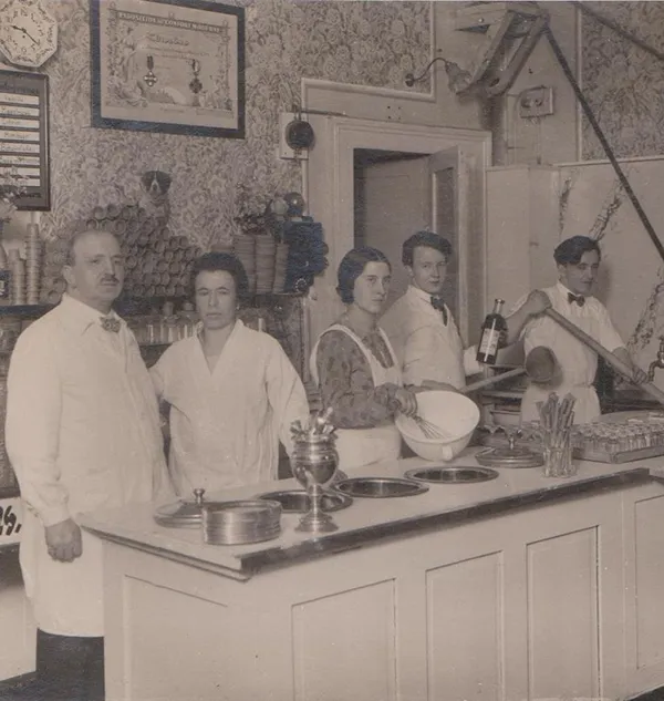 Familie Leonardelli im Eissalon um 1900